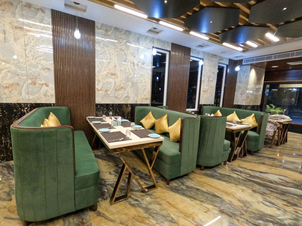 701-restaurant AR Plaza Hotel